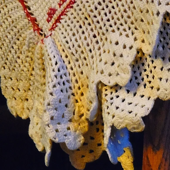 COPY - 🥀Vintage ❤Handcrafted Embroidered & Crocheted Throw, Coverlet❤ - Picture 5 of 7